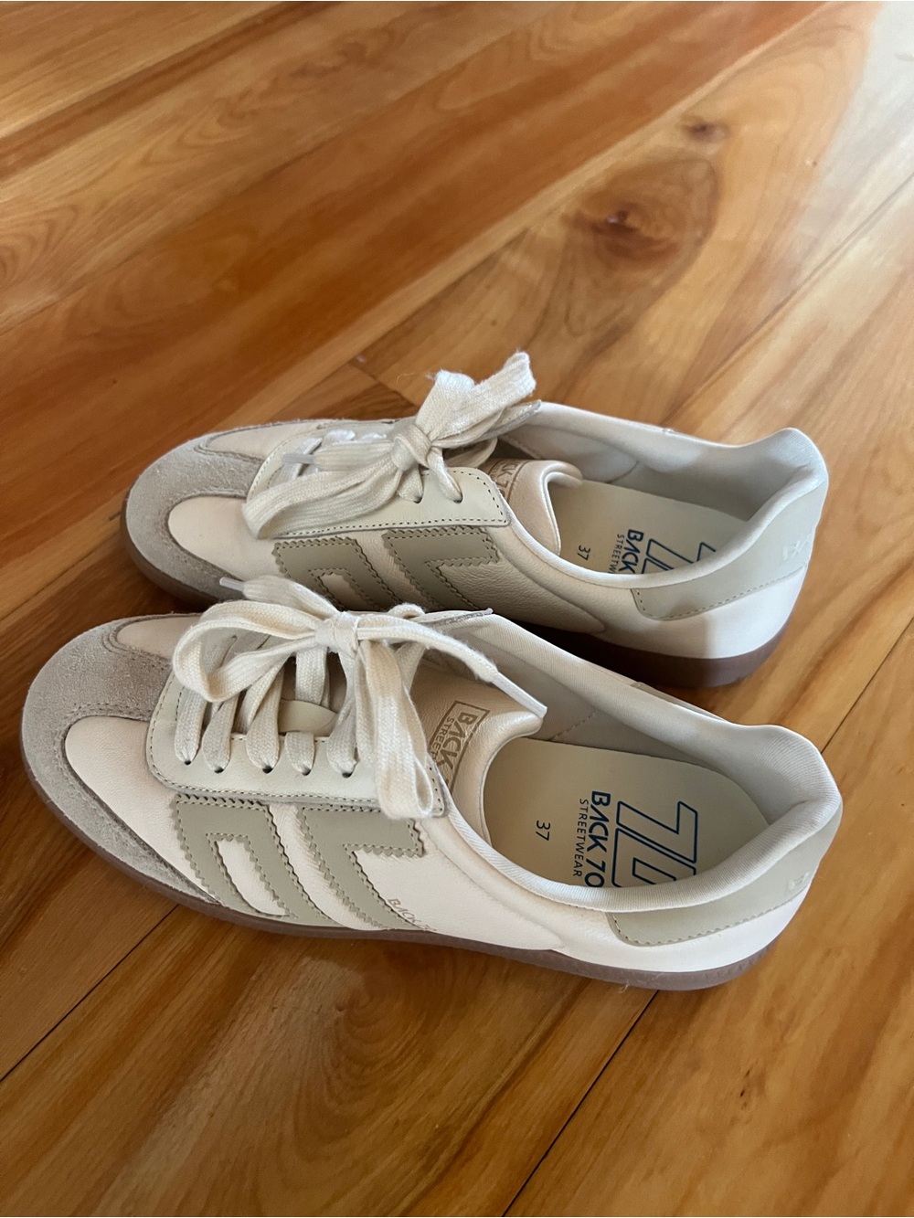 Back To Basics Cream & Taupe Women’s Low-Top Sneaker size 37 only worn once!
